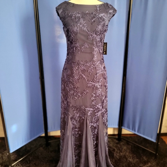 Elegant Navy Evening Gown - Picture 1 of 4